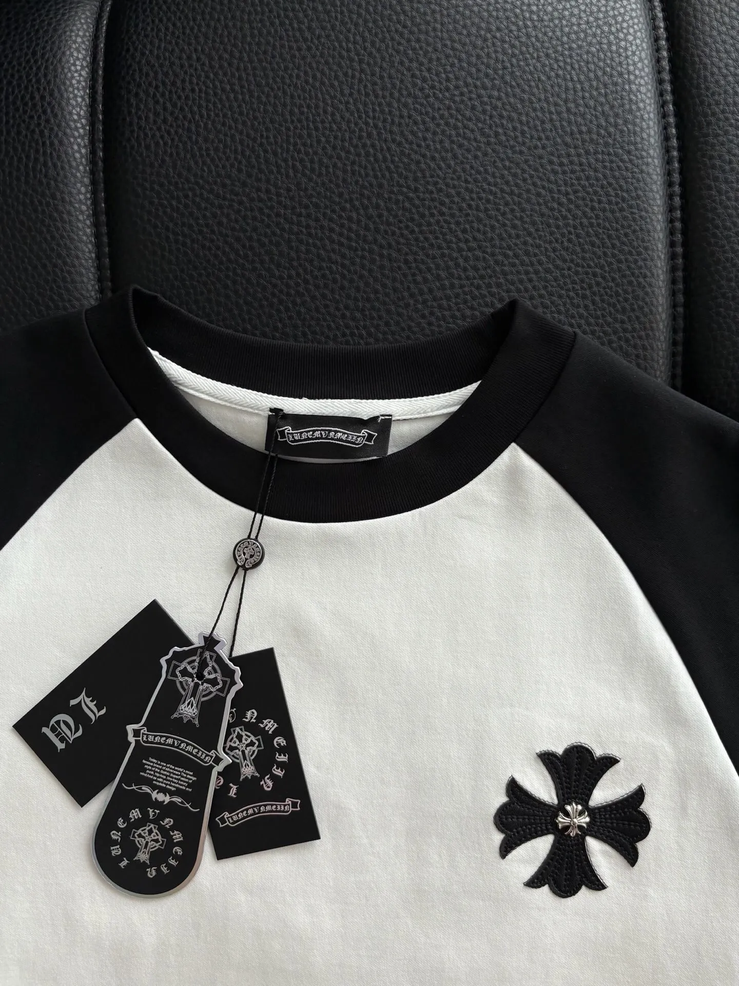 P420 💰 ChromeHearts Chrome Heart Round Neck Raglan Sleeves—Pursue quality and ensure quality! Using double-sided cotton fabric, the texture is clearly visible, the texture is soft, delicate and smooth, and the custom-made leather stitching process is full of drape! The workmanship is fine and the shoulder lines are smooth. All imported chain machines are used to make the shoulder rolling strips. It has a certain thickness and is not made of cheap material but has a shiny feel that is comfortable and not tight on the upper body. It is the most avant-garde street item that can be easily matched by both men and women!  Color: black Size: m-3xl Style number: 3566